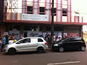 Professores protestam contra redução da hora-atividade e fecham o Núcleo Regional de Educação de Maringá